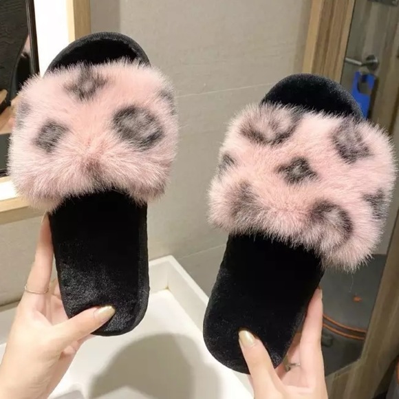 𝐹𝒶𝓊𝓍 𝐹𝓊𝓇 𝒮𝓁𝒾𝒹𝑒𝓈 - Picture 1 of 3